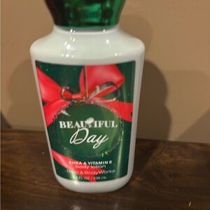 Bath & Body Works Beautiful Day Lotion - Green and Red